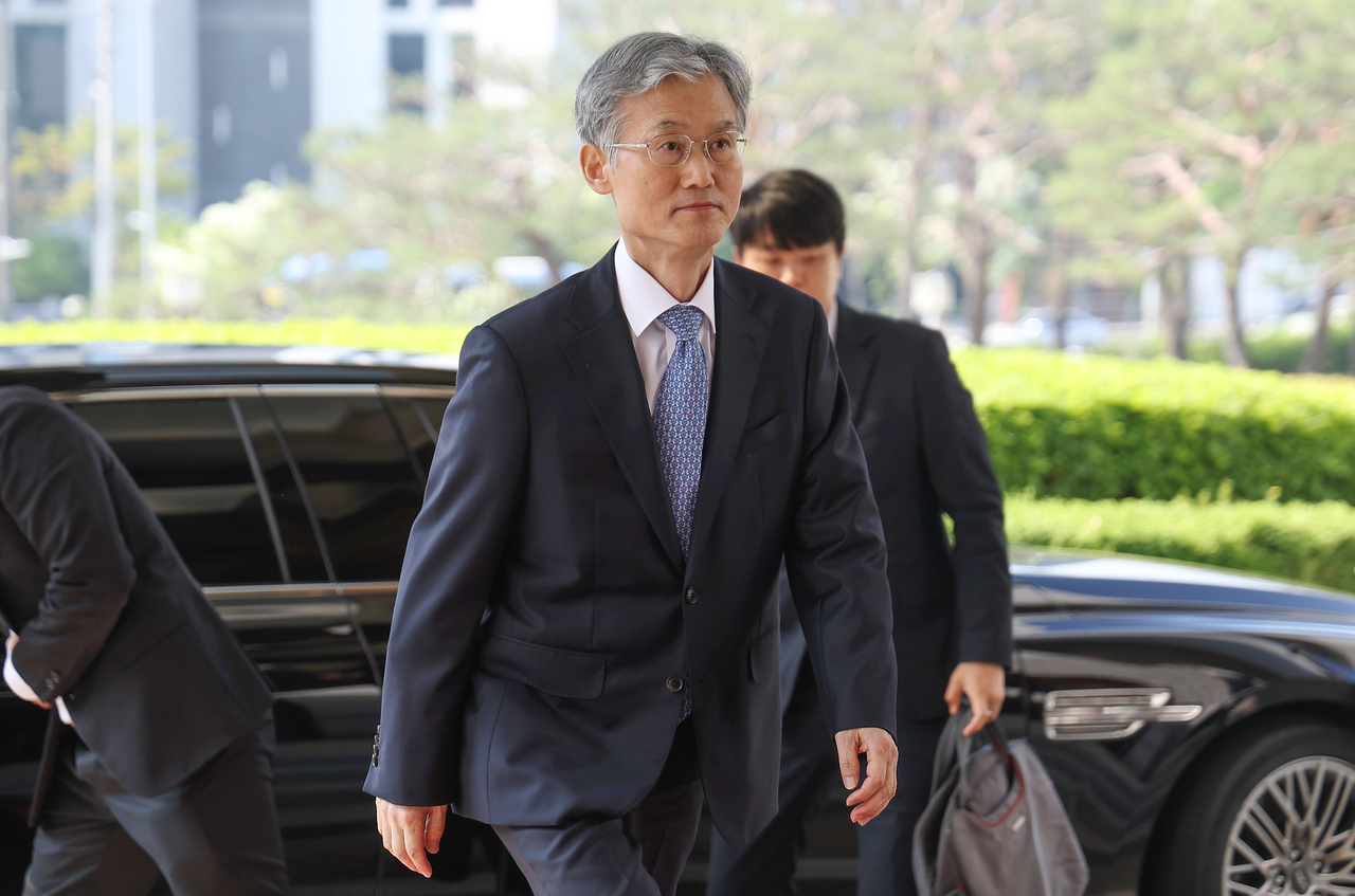조희대 대법원장이 12일 서울 서초구 대법원으로 출근하고 있다. [연합]