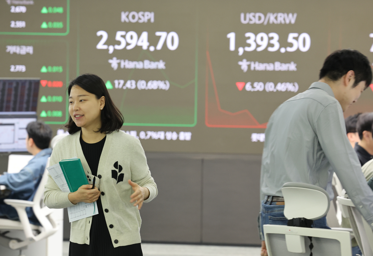 12일 서울 중구 하나은행 딜링룸에서 딜러들이 분주히 움직이고 있다. 이날 코스피는 미·중 간 무역 협상 진전 소식에 힘입어 2,590선을 회복하며 상승 출발했다. 원/달러 환율은 하락 출발. [연합]