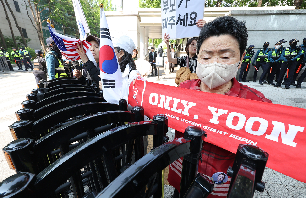A supporter holds a sign reading "Only Yoon" in front of the Seoul Central District Court in Seoul on Monday.  (Yonhap)