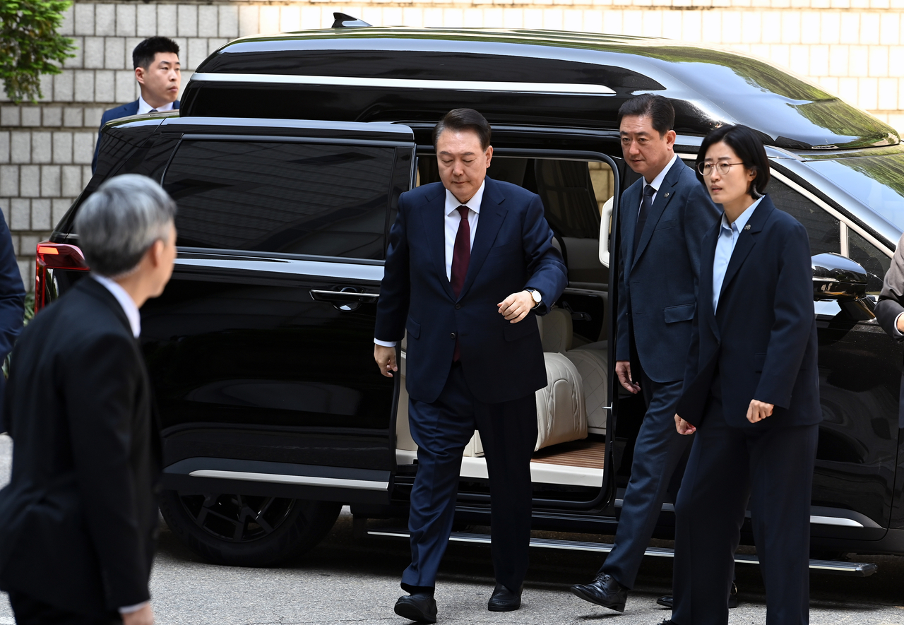 Former President Yoon Suk Yeol disembarks from a vehicle to attend a court hearing at the Seoul Central District Court in southern Seoul on Monday. (Yonhap)
