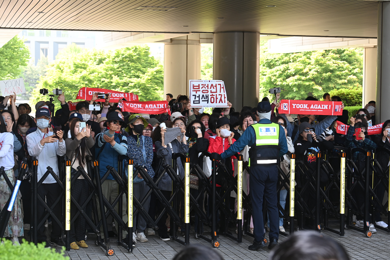 윤석열 전 대통령이 12일 서울 서초구 중앙지방법원에서 열린 내란 우두머리 혐의, 직권남용 권리행사방해 혐의 사건 3차 공판에 출석한 가운데 지지자들이 구호를 외치고 있다. 2025.5.12 [사진공동취재단] [연합]