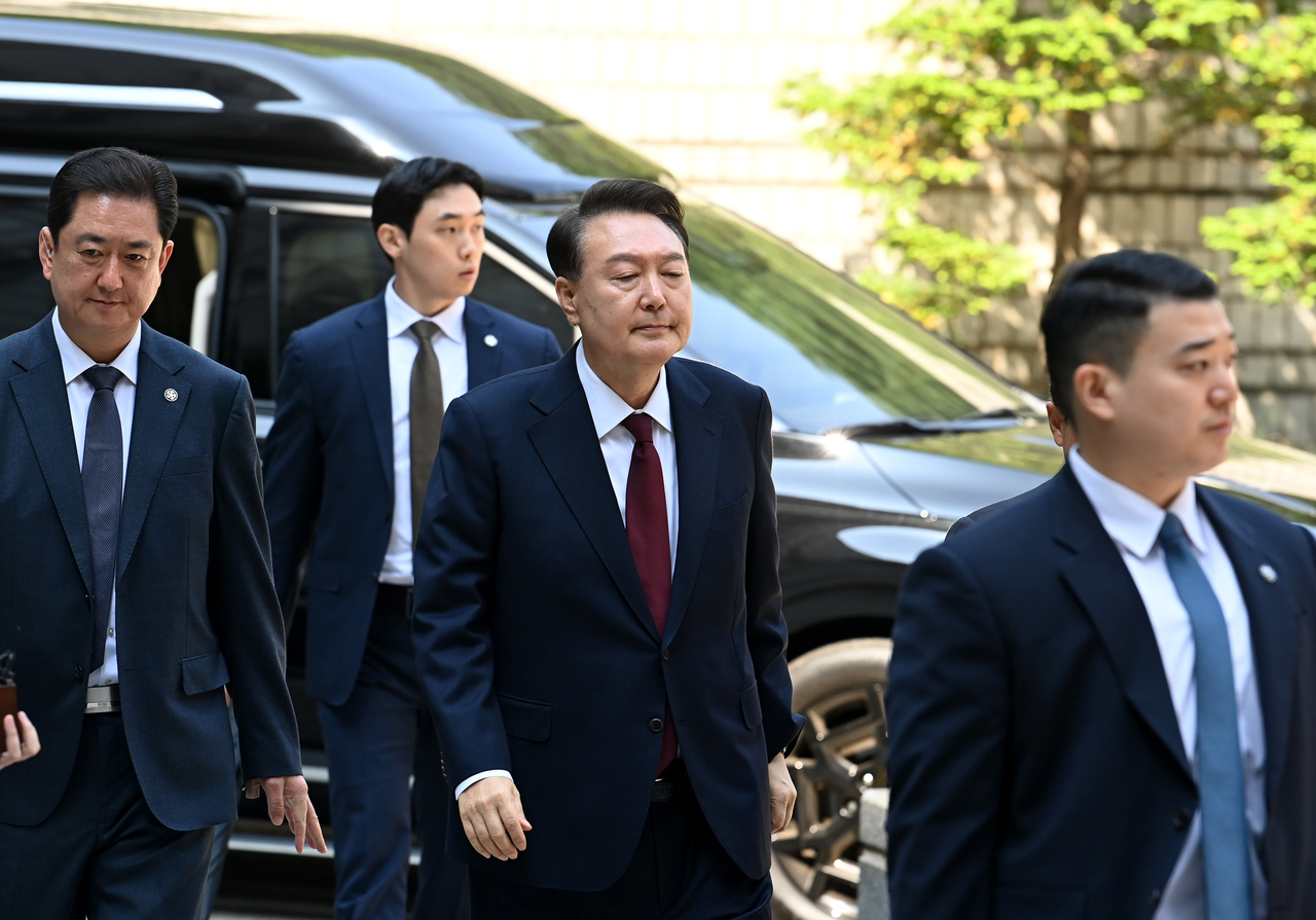 Former President Yoon Suk Yeol heads to the Seoul Central District Court in southern Seoul to attend a trial hearing on Monday. (Yonhap)