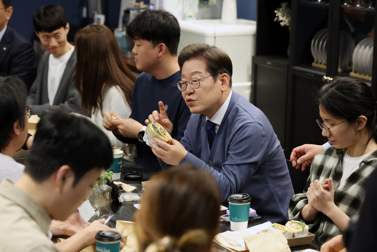 이재명 더불어민주당 대선 후보가 12일 경기 성남시 분당구 판교역 인근 미팅룸에서 열린 IT 개발자들과의 ‘K-혁신’ 브라운백 미팅에서 대화하고 있다. [연합]