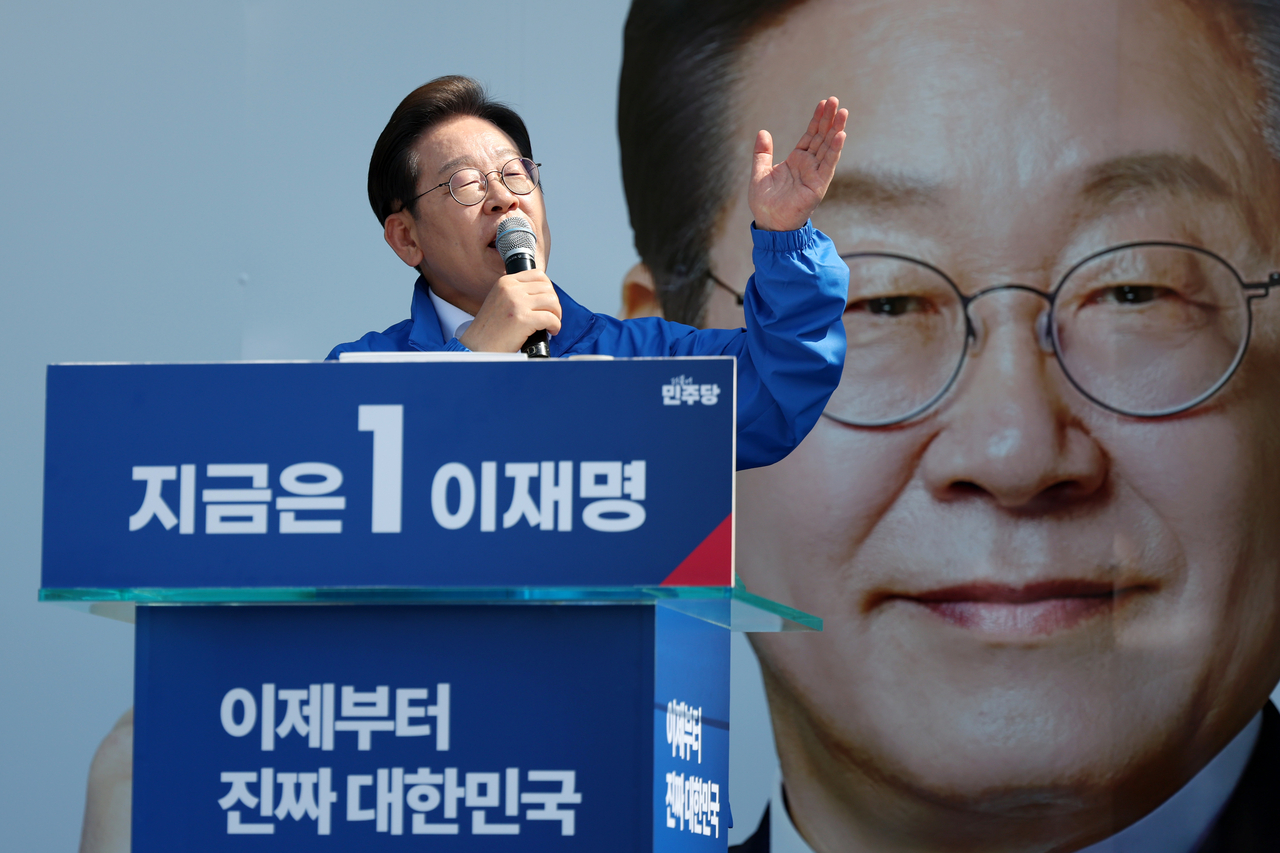 더불어민주당 이재명 대선 후보가 6·3 대통령선거 공식 선거운동 첫날인 12일 경기 화성시 동탄 센트럴파크 음악분수중앙광장 유세장에서 연설하고 있다. [연합]