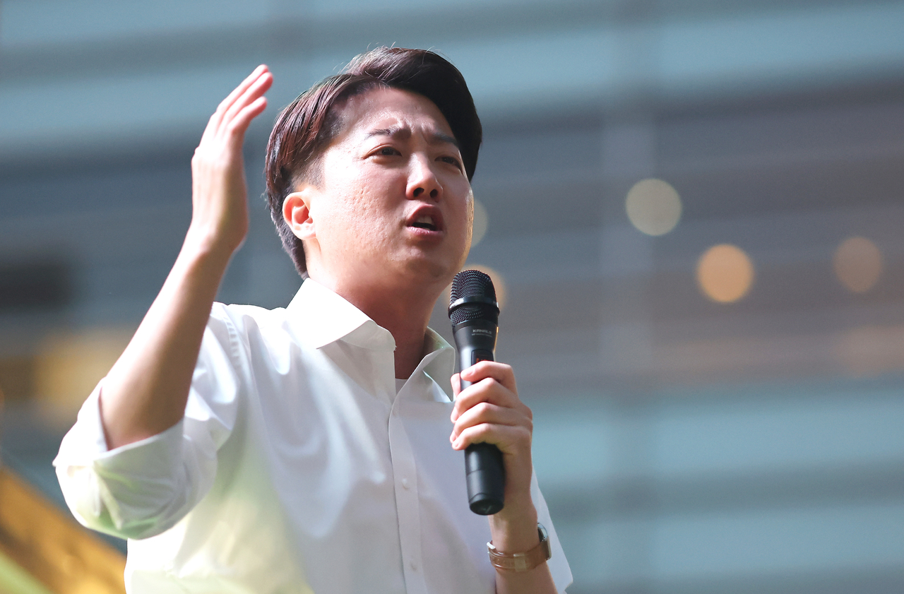 개혁신당 이준석 대선 후보가 제21대 대통령 선거 공식 선거운동 첫날인 12일 서울 청계광장에서 열린 출정식에서 연설을 하고 있다. [연합]