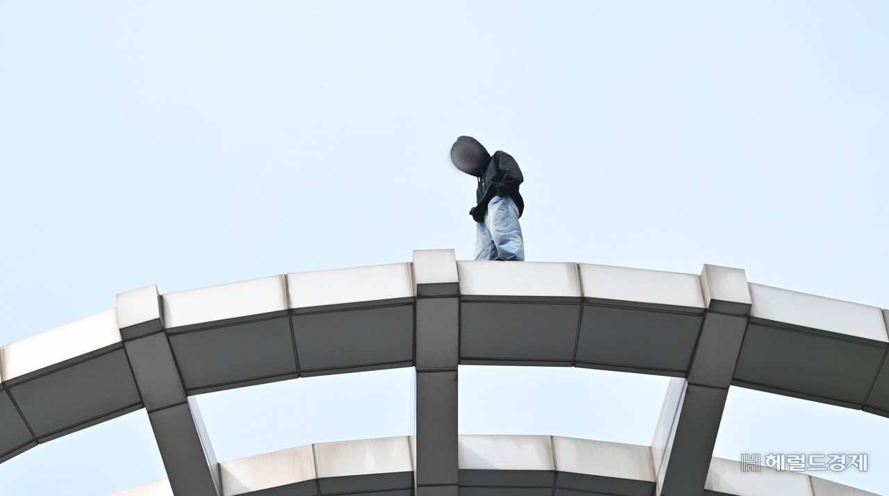 헤럴드pic] 투신 시도하는 남성 - 헤럴드경제