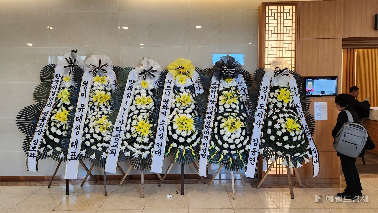 지난 12일 일본군 위안부 피해자 이옥선 할머니의 빈소 앞. 고인을 애도하는 문구가 적힌 조의 화환들로 복도가 가득찼다. 안효정 기자.