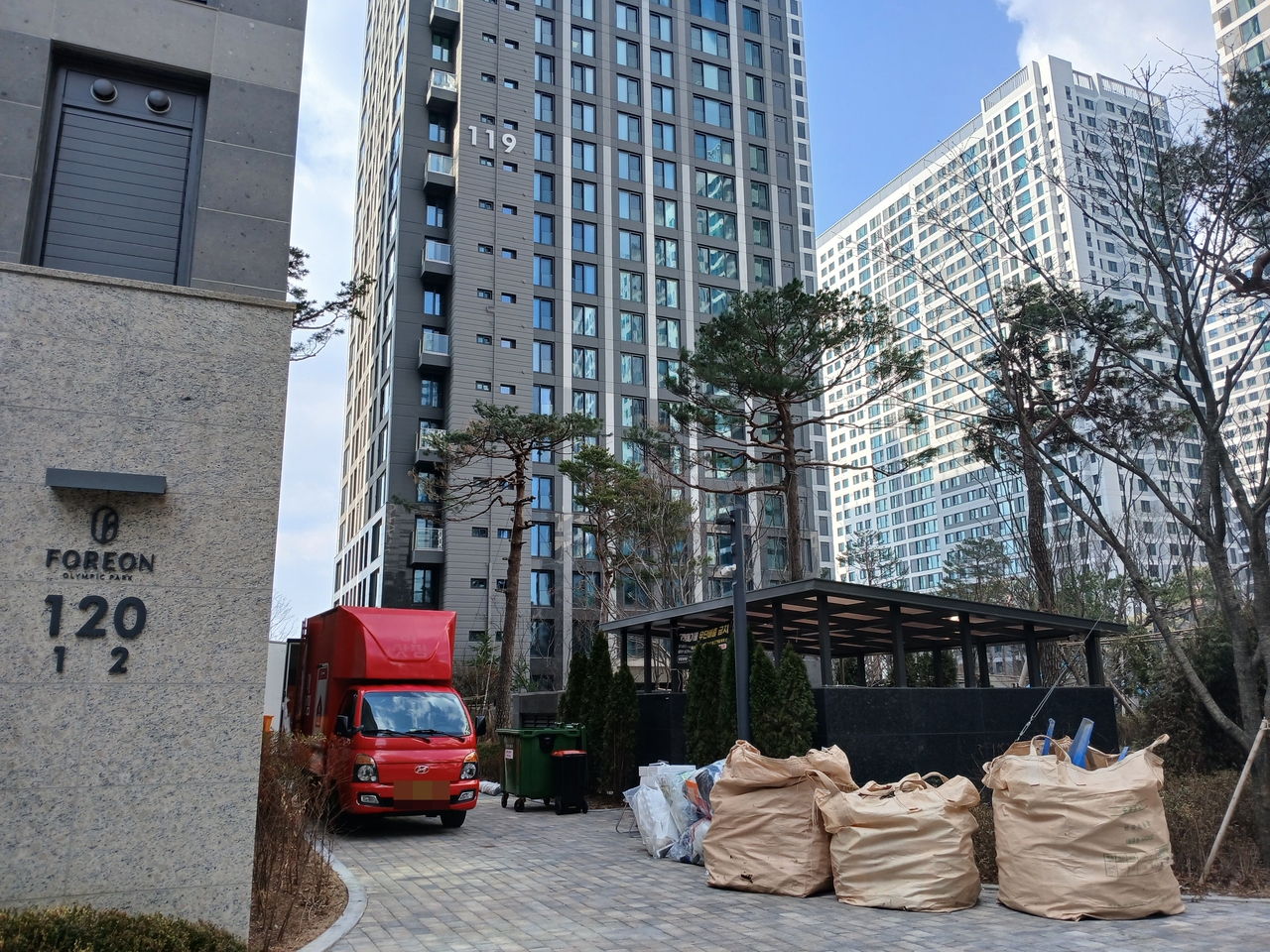 서울 강동구 둔촌동 올림픽파크포레온에 한 이사차량이 주차해 있다. 김희량 기자