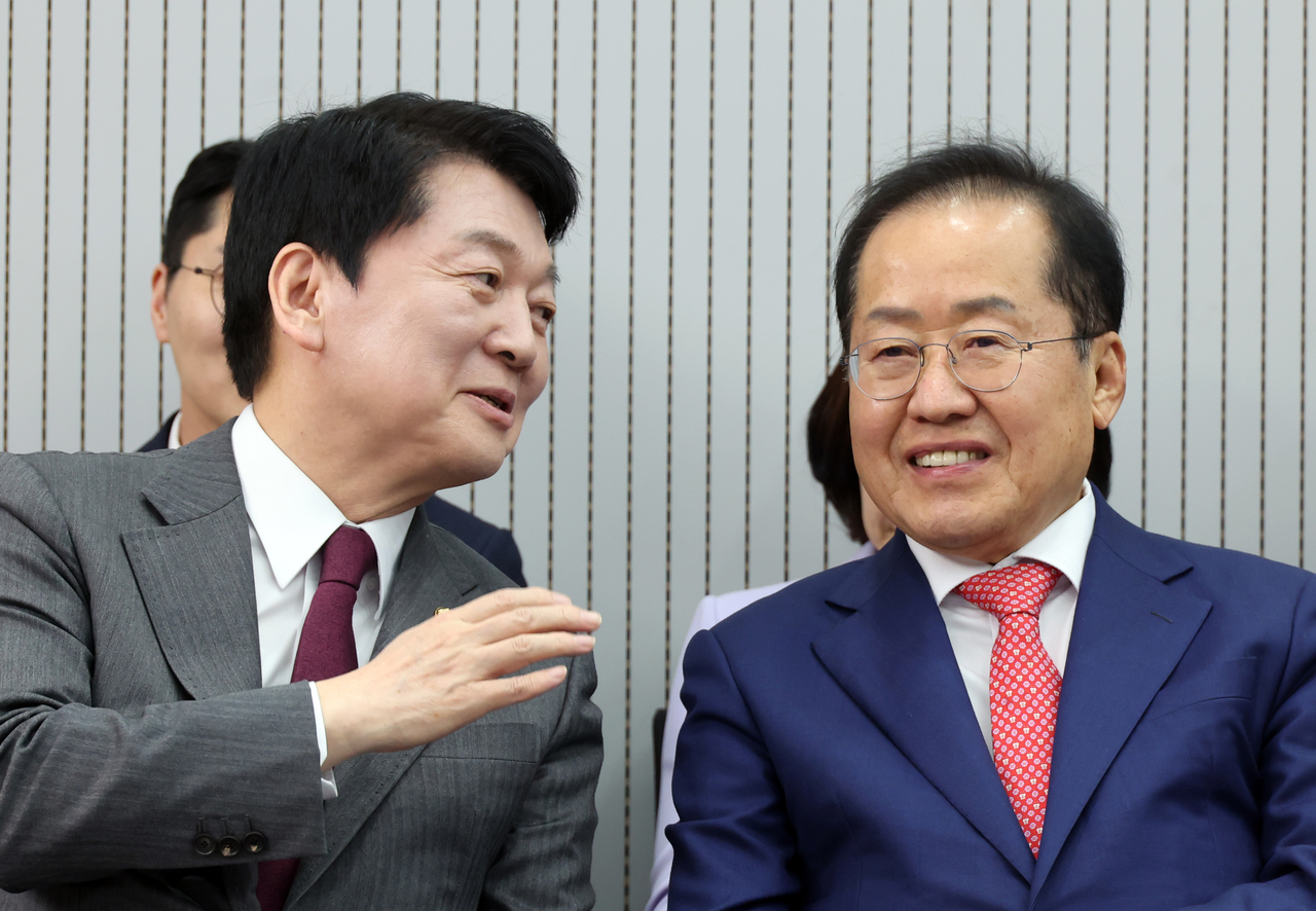 지난달 29일 서울 여의도 국민의힘 당사에서 열린 제21대 대통령 후보자 국민의힘 3차 경선 진출자 발표 행사에서 결과 발표 전 안철수, 홍준표 후보가 대화하고 있다. [국회사진기자단]