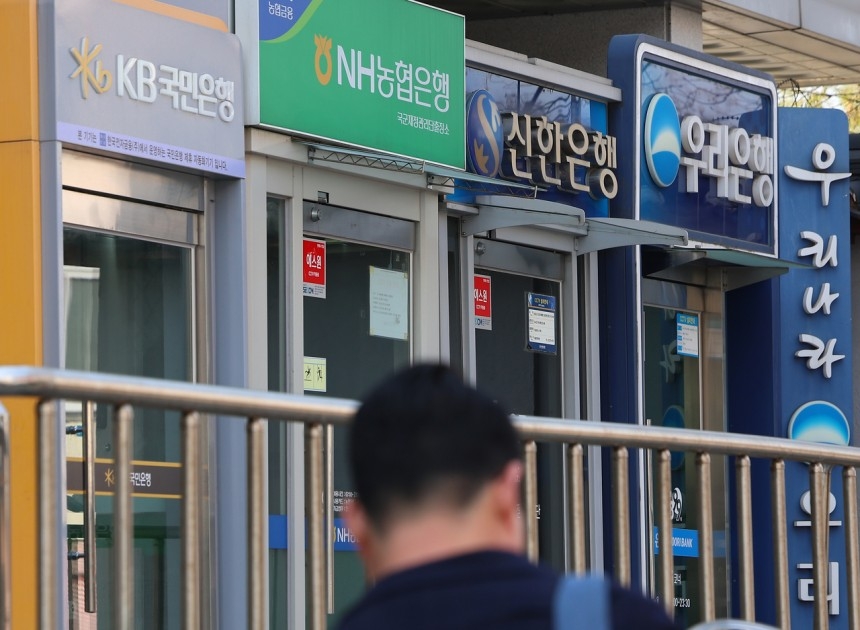 주요 은행의 예·적금 금리 인하 움직임이 이어지고 있다. 은행의 현금 자동인출기(ATM)가 설치돼 있는 모습 [연합]