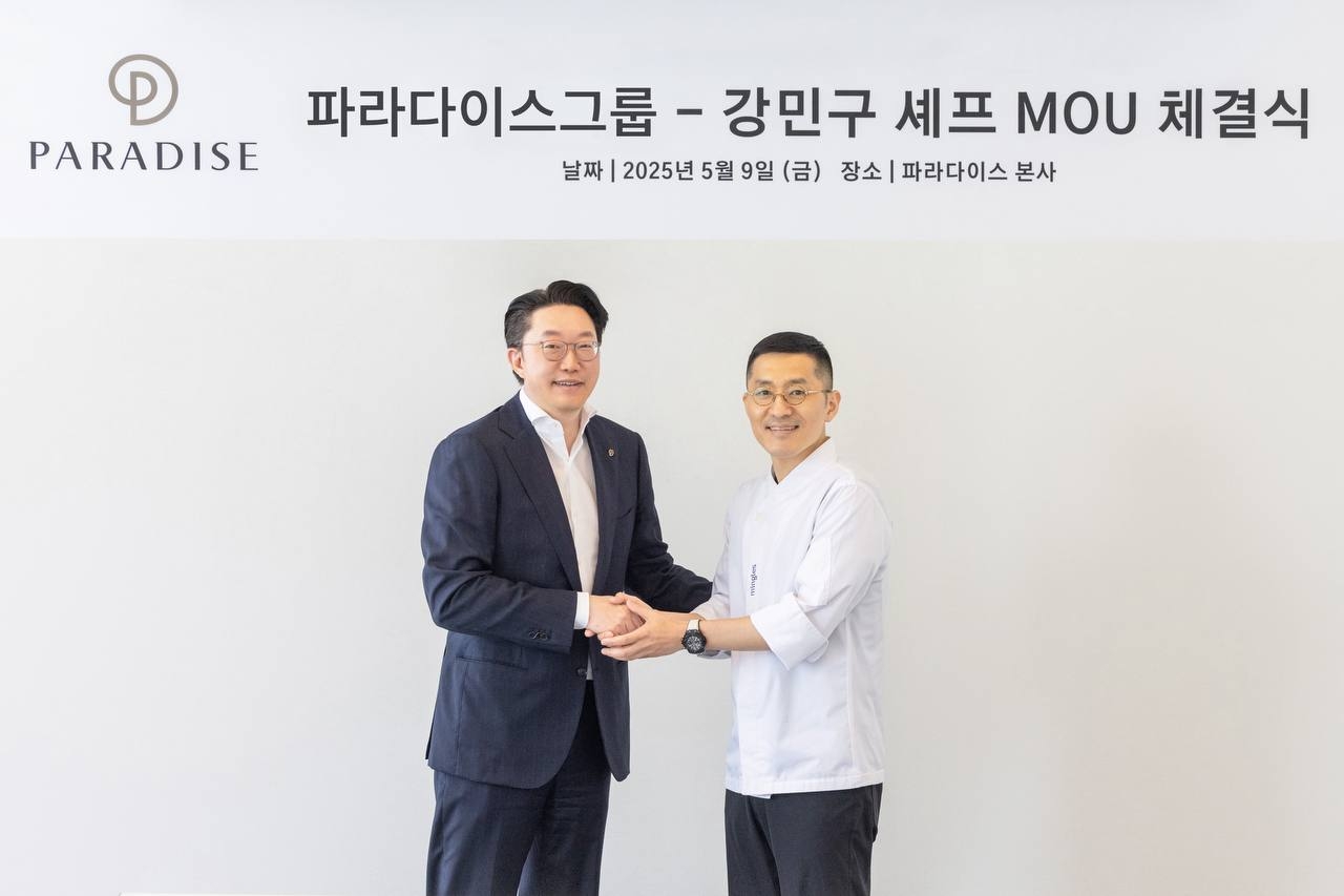최종환(왼쪽) 파라다이스 대표이사와 강민구 밍글스 셰프가 8일 협약을 맺은 뒤 기념 촬영을 하고 있다.  [파라다이스그룹 제공]