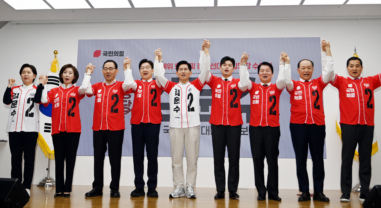 김문수(가운데) 국민의힘 대선 후보가 12일 서울 영등포구 여의도 국민의힘 중앙당사에서 열린 중앙선대위 임명장 수여식에서 공동선거대책위원장들과 함께 기념촬영을 하고 있다. 임세준 기자
