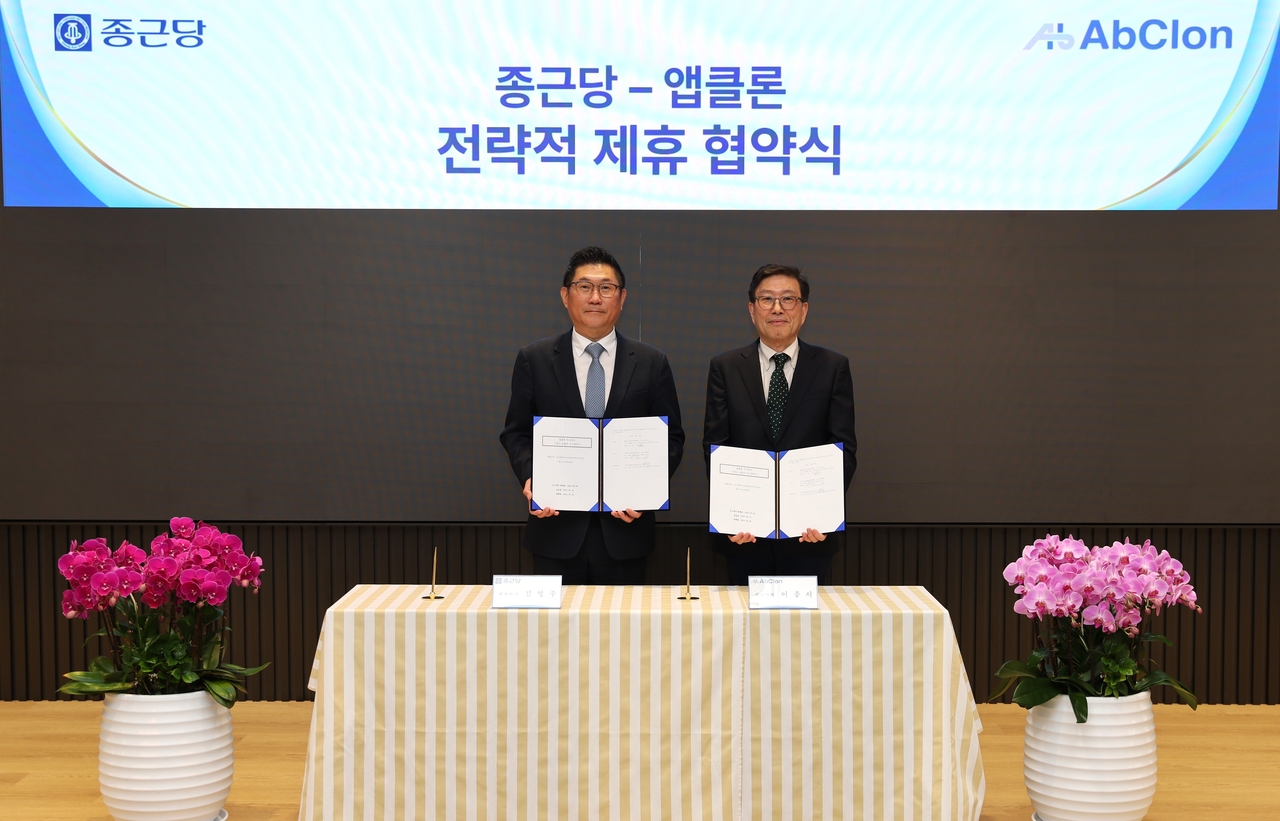 전략적 지분 투자 및 공동 연구개발 파트너십을 체결한 김영주 종근당 대표(왼쪽)와 이종서 앱클론 대표  [종근당 제공]