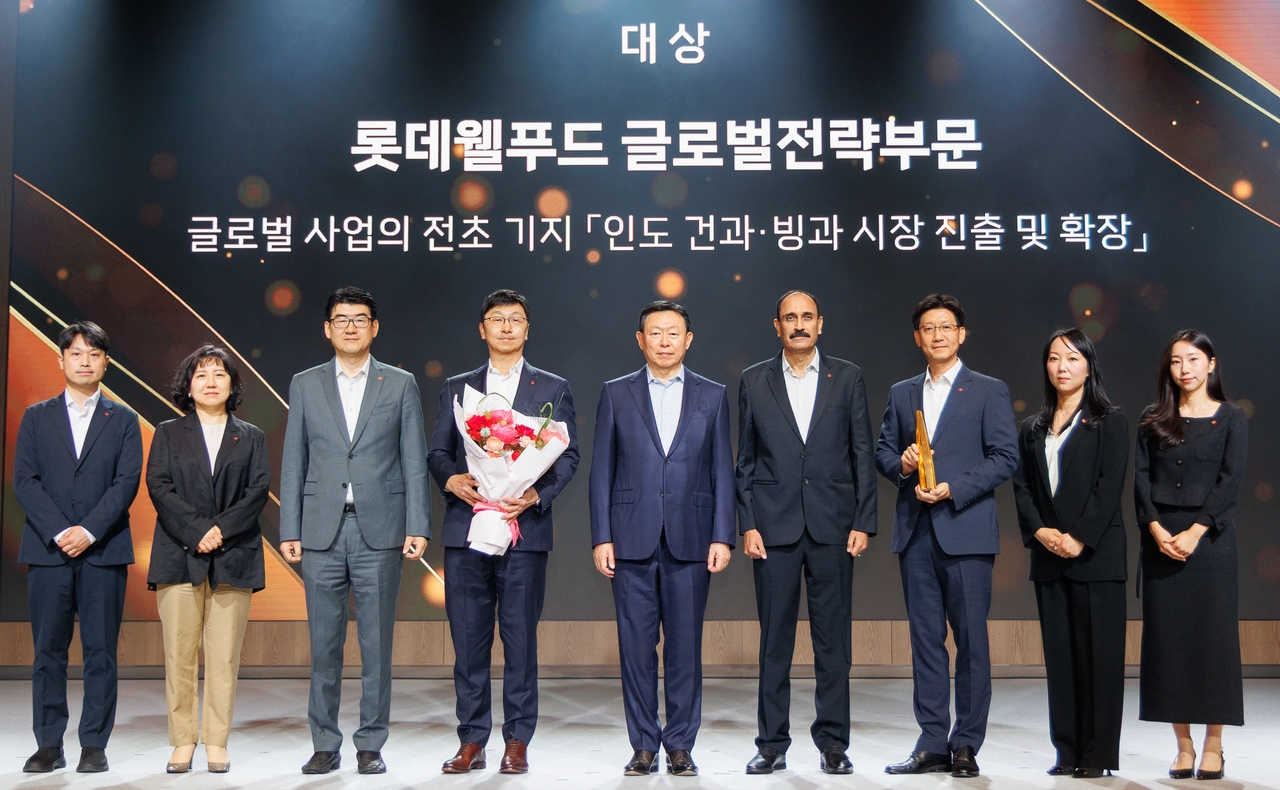 12일 열린 ‘2025 롯데 어워즈’에서 롯데어워즈 대상을 시상한 신동빈 롯데 회장(왼쪽 다섯 번째)과 수상자인 이창엽 롯데월푸드 대표(왼쪽 네 번째) 등 참석자들이 기념촬영을 하고 있다.  [롯데 제공]