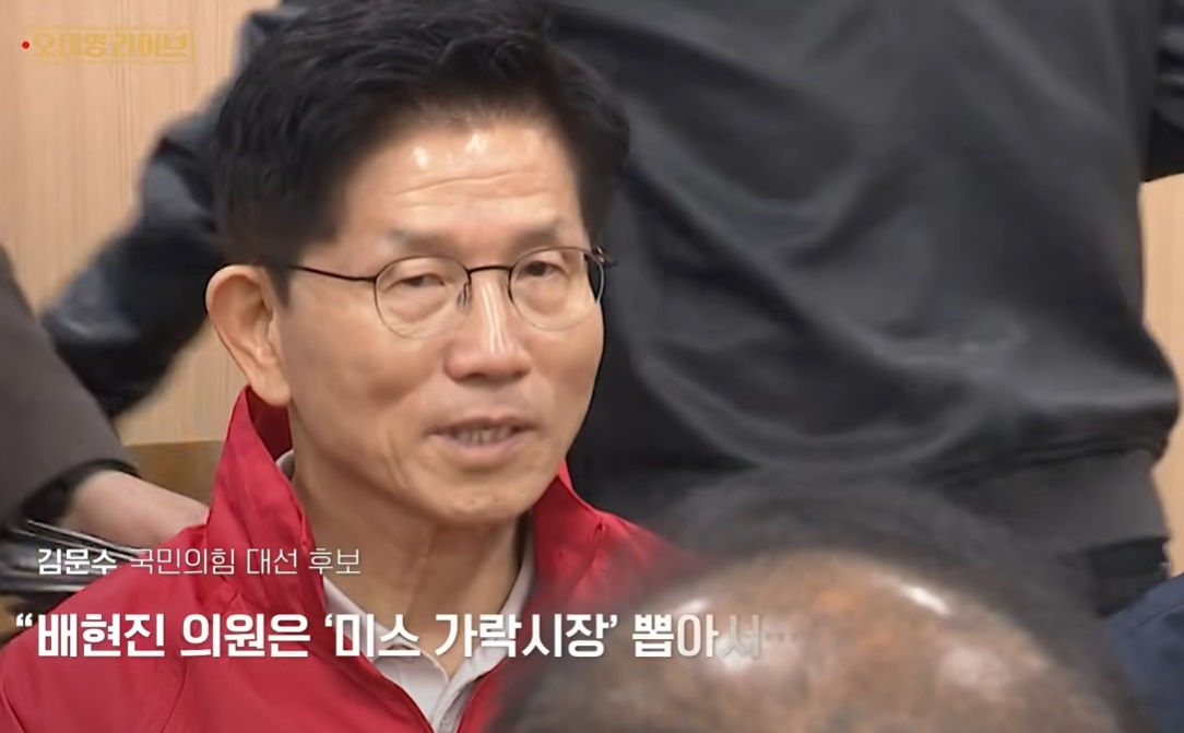 제21대 대통령 선거 공식 선거운동 첫날인 12일 서울 송파구 가락시장에서 선거운동을 시작한 국민의힘 김문수 대선 후보가 상인 대표들과 순댓국으로 아침 식사를 함께하며 애로사항을 청취하고 있다. [JTBC]
