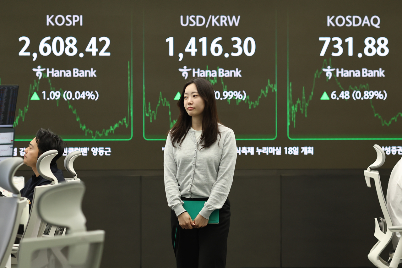 An electronic board showing the Korea Composite Stock Price Index at a dealing room of the Hana Bank headquarters in Seoul on Tuesday. (Yonhap)