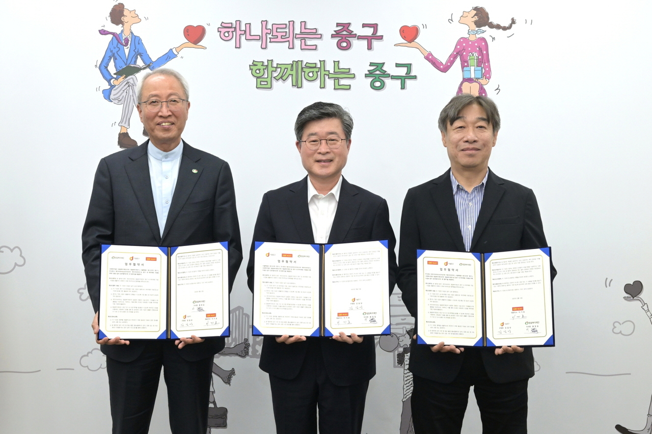 지난 12일 서울 중구청 구청장실에서 진행한 ‘ABC마트-중구청-밀알복지재단 취약계층 아동·청소년 지원 업무협약식’에서 이기호(오른쪽부터) ABC마트 대표, 김길성 중구청장, 정형석 밀알복지재단 상임대표가 기념 촬영을 하고 있다. [ABC마트 제공]