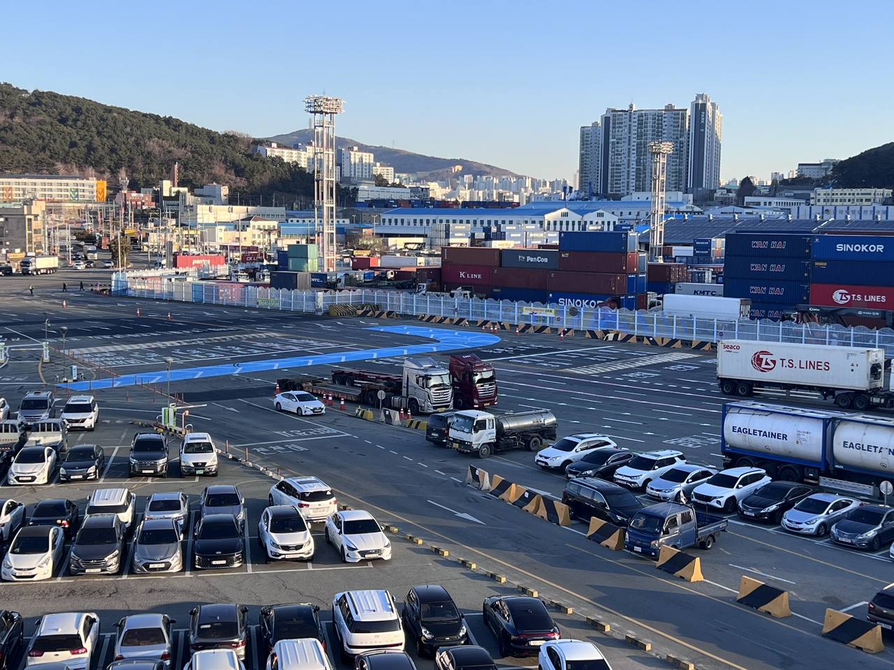 교통환경 개선 작업을 완료한 신선대부두 진입도로 모습. [부산항만공사 제공]