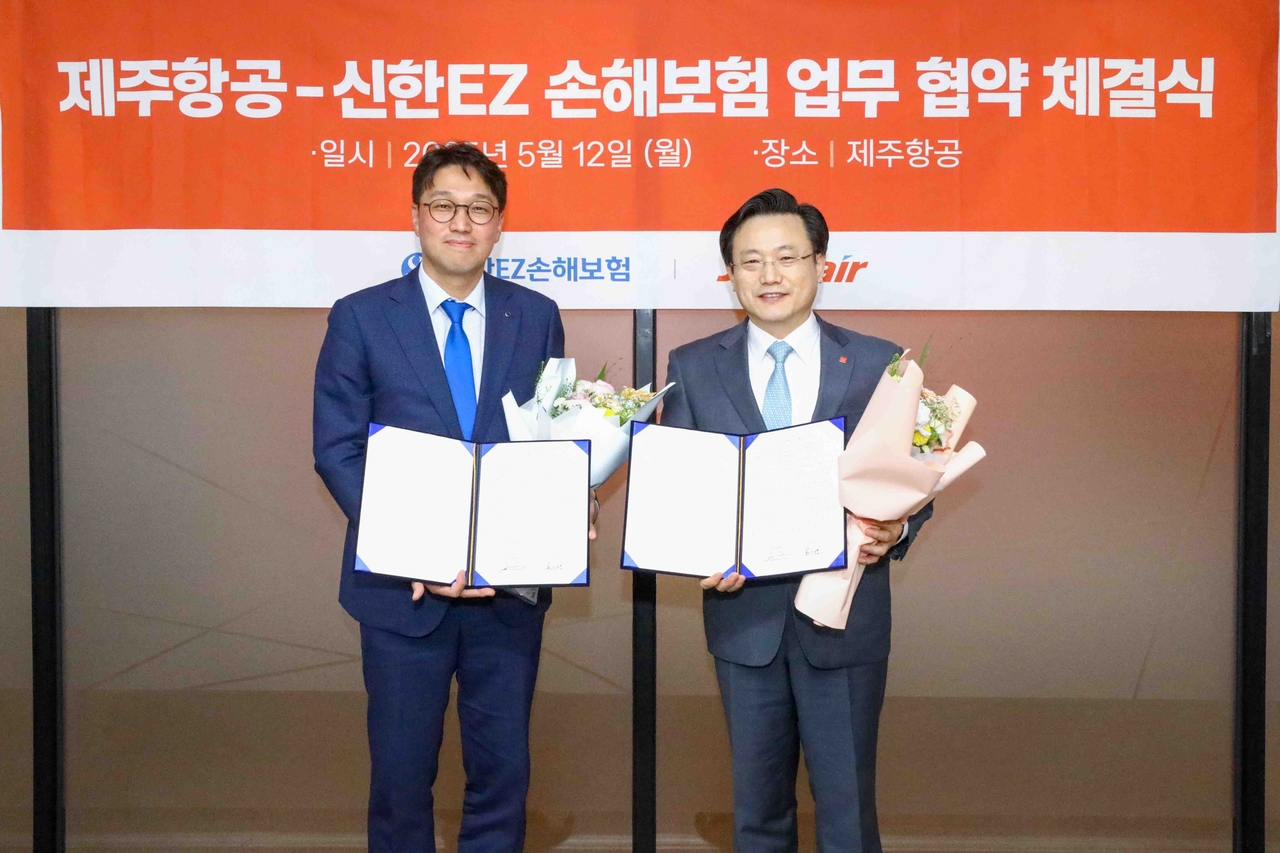 김이배(오른쪽) 제주항공 대표이사와 강병관 신한EZ손해보험 대표이사가 12일 오후 서울 강서구에 위치한 제주항공 서울지사에서 상호협력을 위한 업무협약을 체결한 뒤 기념촬영을 하고 있다.