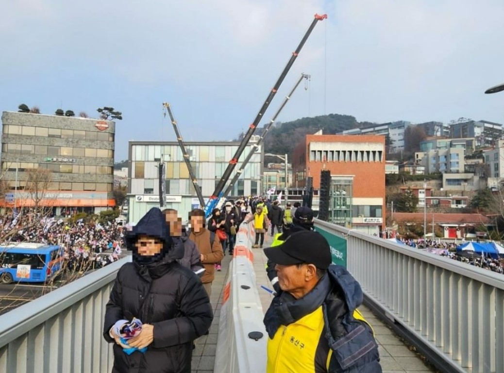 지난 1월 북한남삼거리 보도육교를 건너는 집회 참가자들. [용산구 제공]