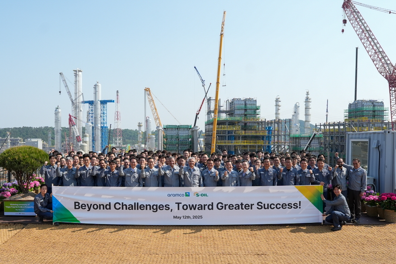 Saudi Aramco and S-Oil officials pose for a photo at the Shaheen project in Ulsan on Monday. (S-Oil)