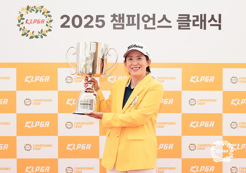 우승 트로피를 들고 포즈를 취한 우선화. [사진=KLPGA]