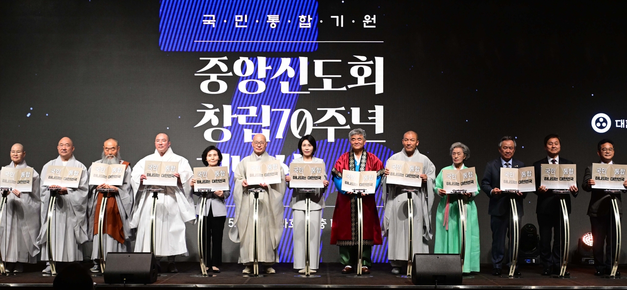 From fifth from left: Seol Nan-young, wife of People Power Party presidential candidate Kim Moon-soo: Ven. Jinwoo, president of the Jogye Order of Korean Buddhism; Kim Hye-kyung, wife of Democratic Party of Korea candidate Lee Jae-myung; Jung Won-ju, president of the Lay Buddhist Association and the chairman of Herald Corp., and members of the executive board of the Lay Buddhist Association pose for a photo during a ceremony held in Jung-gu, Seoul, Monday. (Lee Sang-sub/The Korea Herald)