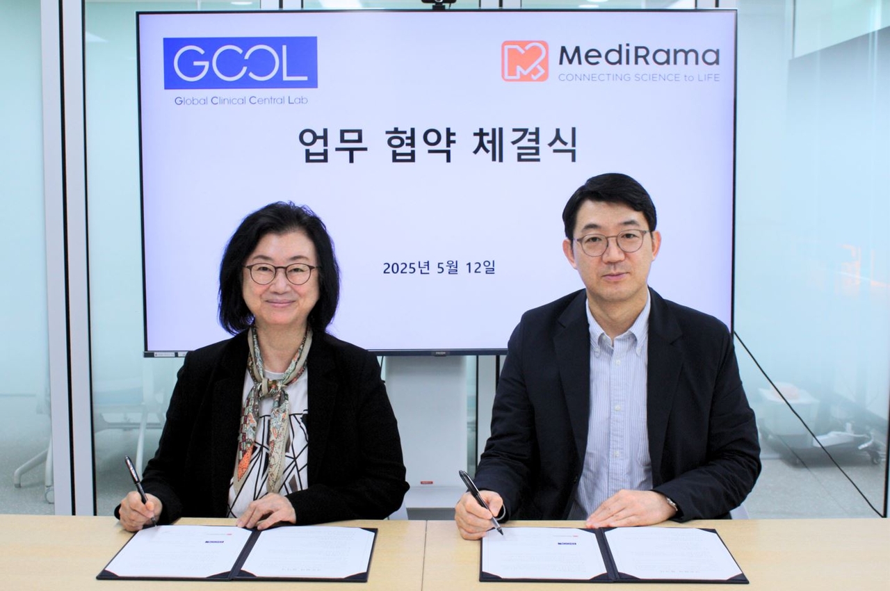 메디라마 본사에서 12일 열린 업무협약식 후 문한림 메디라마 대표(왼쪽)와 조관구 지씨씨엘 대표가 기념촬영을 하고 있다. [지씨씨엘 제공]