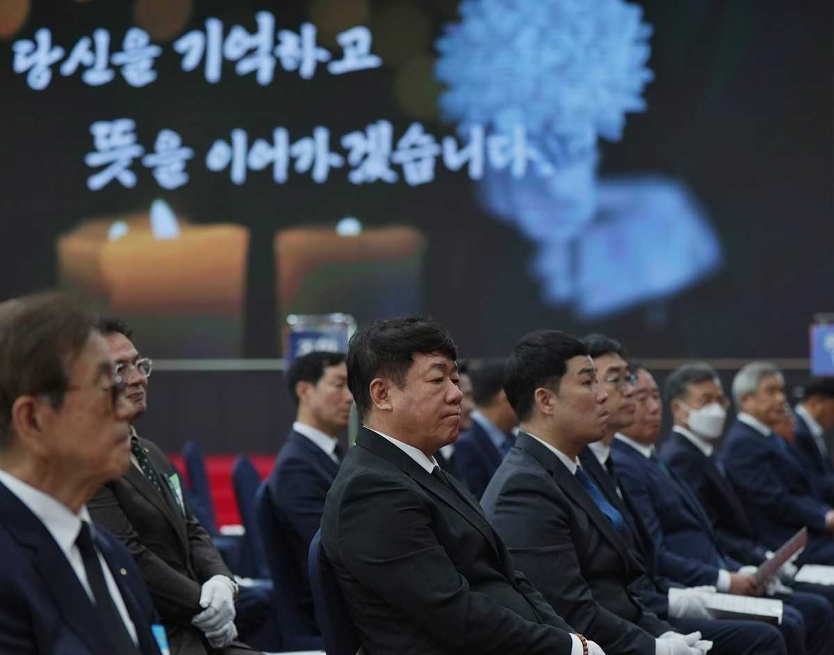 김윤식(왼쪽 두번째) 신협중앙회 회장이 12일 신협중앙연수원에서 ‘2025년도 신협운동 선구자 추모식’에 참석했다. [신협중앙회]