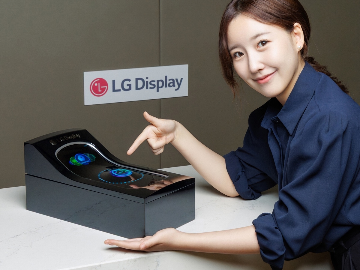 LG디스플레이가 세계 최대 디스플레이 전시회 ‘SID 2025’에서 공개한 차량용 스트레처블 디스플레이 [LG디스플레이 제공]