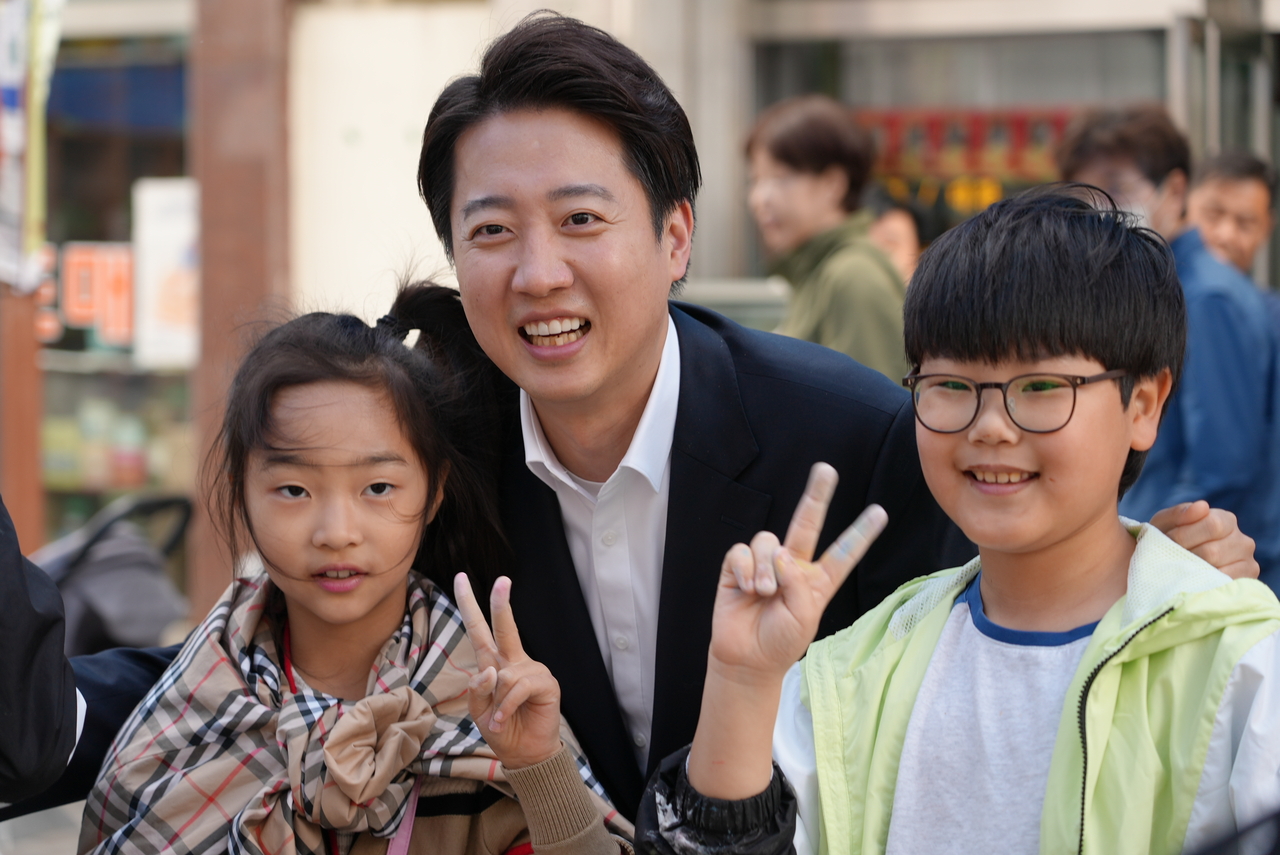 이준석 개혁신당 대선 후보가 10일 대구 동성로에서 열린 거리버스킹 현장을 찾아 어린이들과 기념촬영을 하고 있다. 2025.5.10 [개혁신당 선대본 제공. 재판매 및 DB금지] [연합]