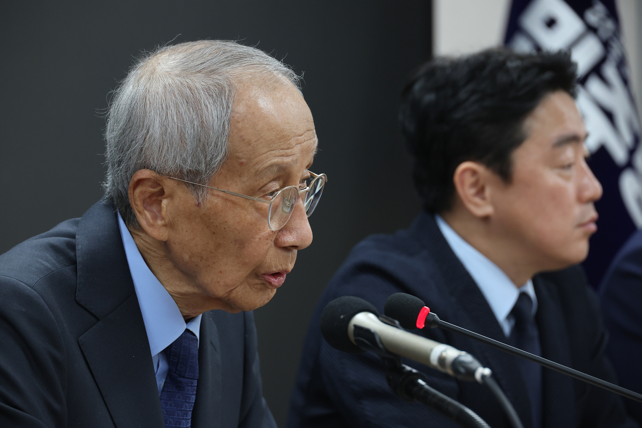 윤여준 더울어민주당 상임총괄선거대책위원장이 지난 11일 서울 여의도 당사에서 기자간담회를 하고 있다. [연합]