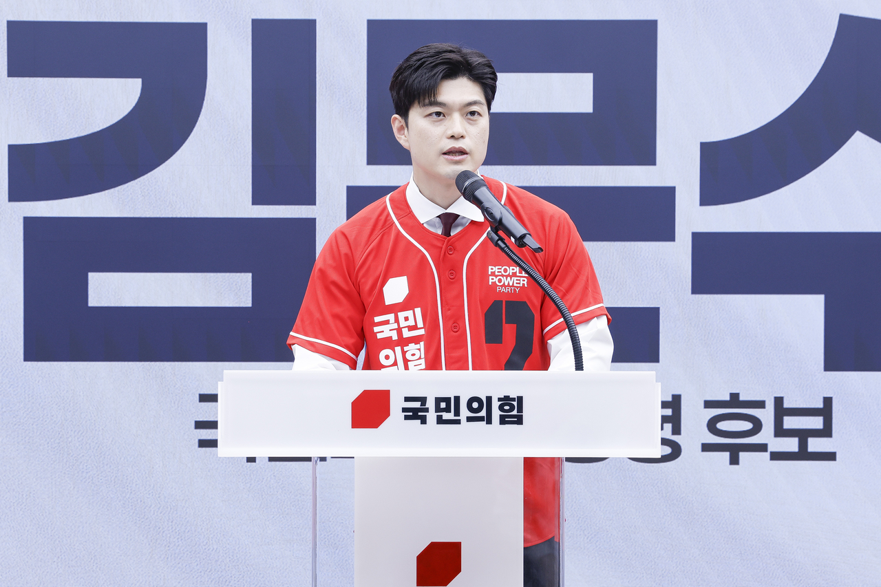 국민의힘 비상대책위원장으로 내정된 김용태 당 공동선거대책위원장이 12일 서울 영등포구 여의도 국민의힘 중앙당사에서 열린 중앙선대위 임명장 수여식에서 발언하던 모습. <연합>