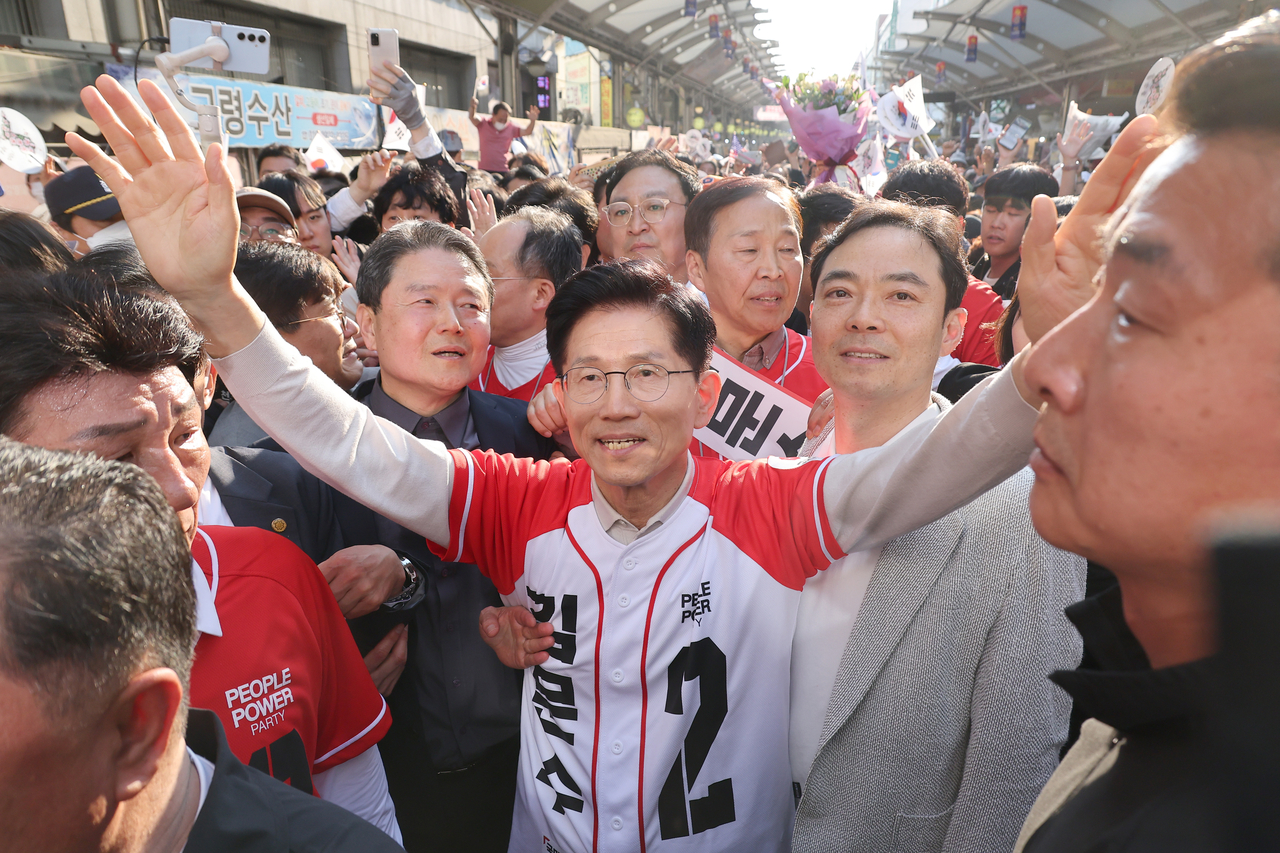 국민의힘 김문수 대선 후보가 12일 대구 서문시장을 방문해 시민들과 인사하고 있다. <연합>