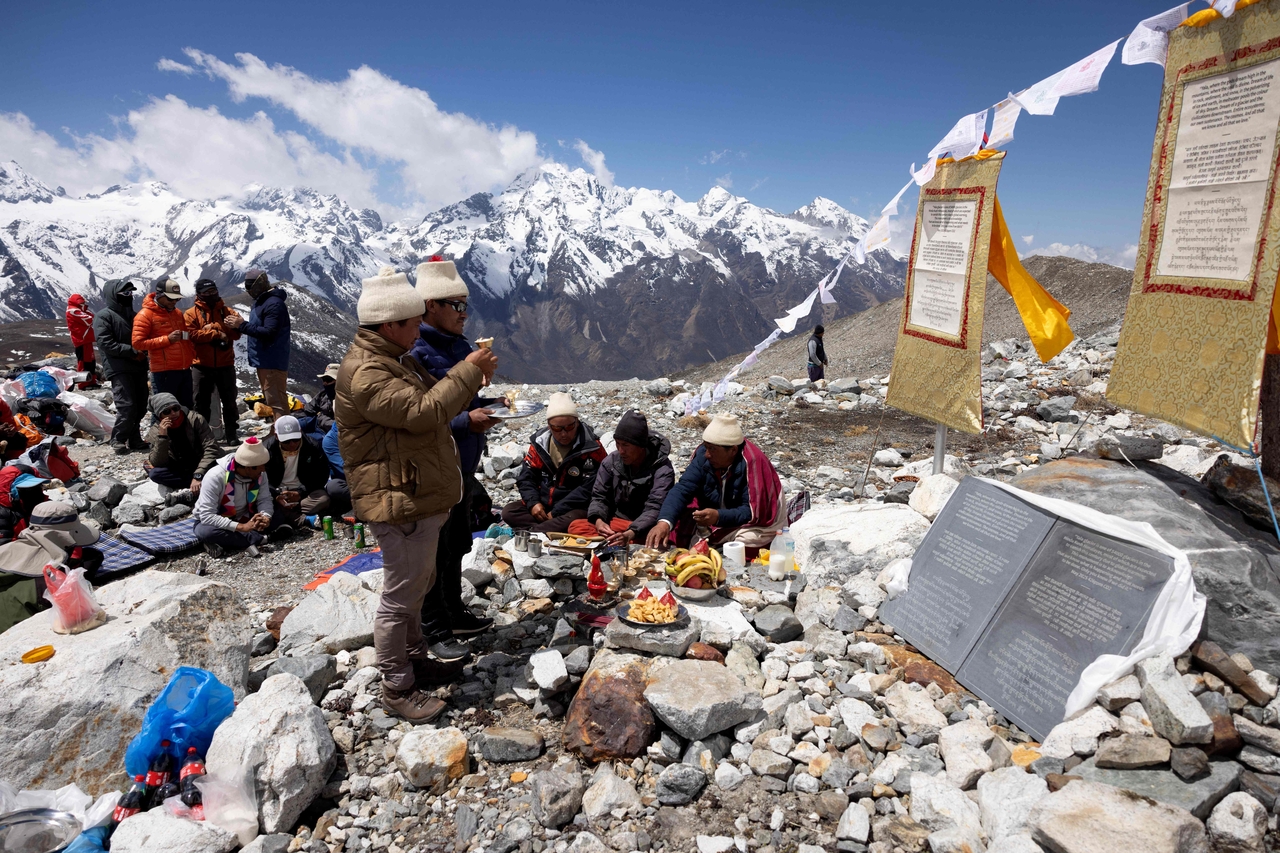 Nepali monks perform a Buddhist ritual during a tribute ceremony for the Yala Glacier of Langtang Valley, in Nepal, Monday. (AFP-Yonhap)