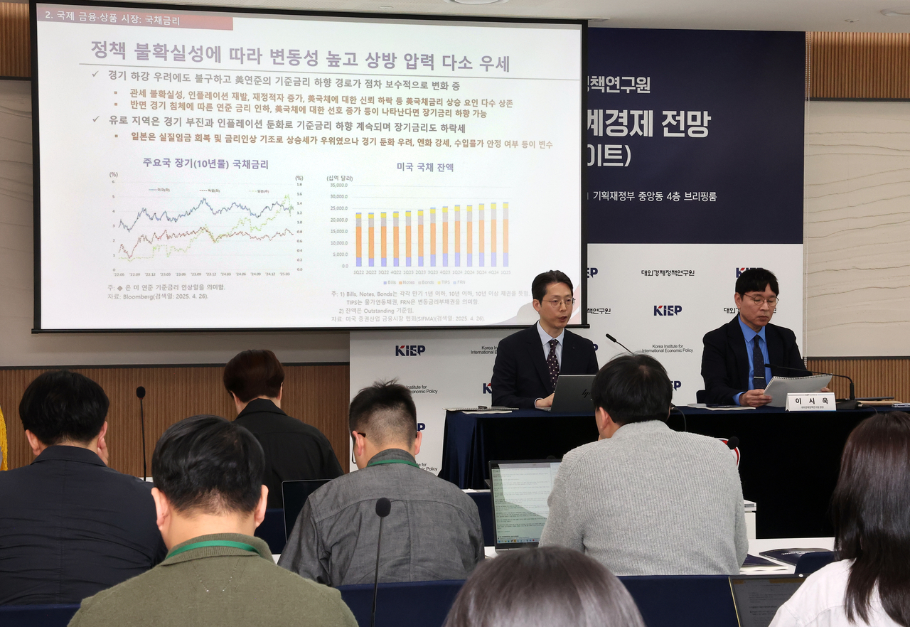 대외경제정책연구원(KIEP) 윤상하 국제거시금융실장(왼쪽)이 13일 정부세종청사 기재부 브리핑실에서 2025년 세계 경제전망(업데이트) 보고서 출간에 맞춰 출입기자단을 대상으로 올해 세계 주요 지역별 경제전망을 설명하고 있다. 오른쪽은 이시욱 대외경제정책연구원장. [연합]