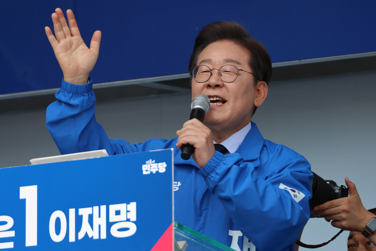 더불어민주당 이재명 대선 후보가 ‘보수의 텃밭’으로 불리는 대구·경북(TK) 지역 유세에 나선 13일 경북 구미시 구미역광장에서 시민들에게 지지를 호소하고 있다. [연합]