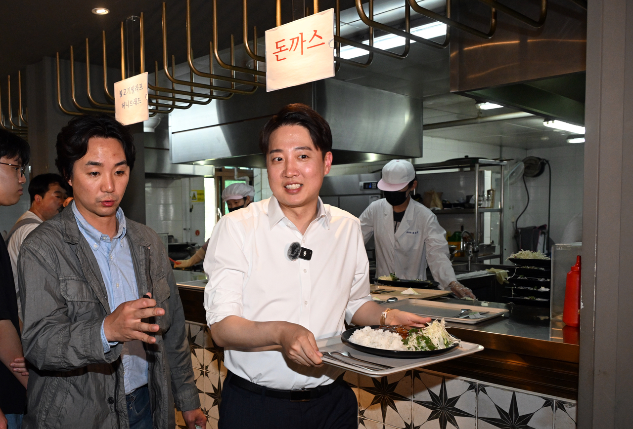 이준석 개혁신당 대선후보가 13일 ‘학식 먹자 이준석’ 행사가 열린 대구 경북대에서 배식을 받아 자리로 향하고 있다. [공동취재]