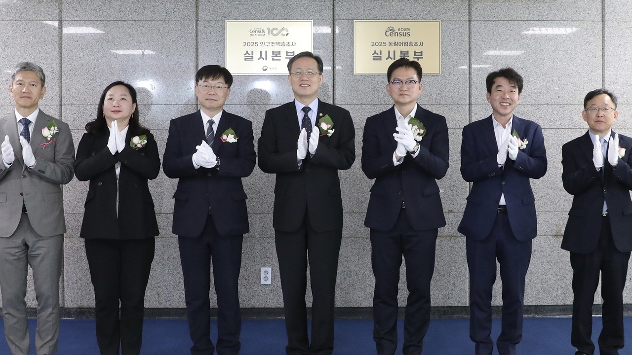 이형일 통계청장(가운데)이 13일 정부대전청사에서 열린 ‘2025 인구주택총조사 및 농림어업총조사 실시본부’ 현판식에서 관계자들과 기념 촬영하고 있다. [통계청 제공]