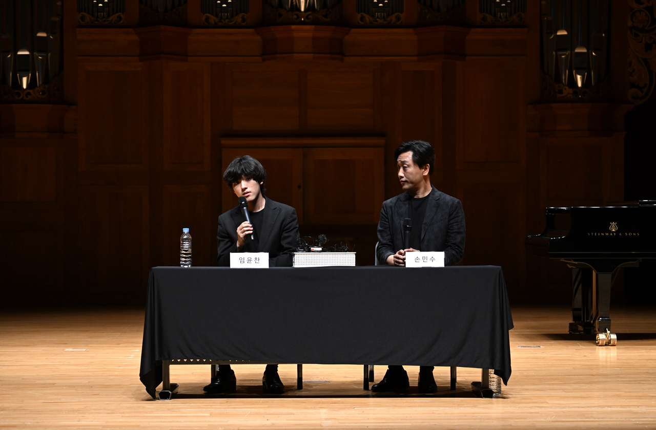 2022년 반 클라이번 콩쿠르에서 역대 최연소 우승을 했을 당시 기자간담회에 참석한 피아니스트 임윤찬(왼쪽)과 스승인 손민수 교수/임세준 기자