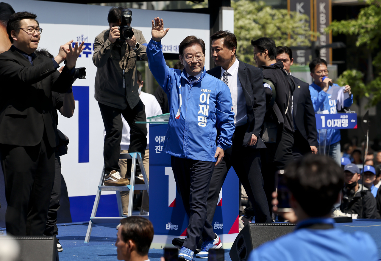 더불어민주당 이재명 대선 후보가 12일 오전 서울 중구 청계광장에서 열린 중앙선거대책위원회 출범식 및 첫 유세에서 지지를 호소하고 있다. 이상섭 기자