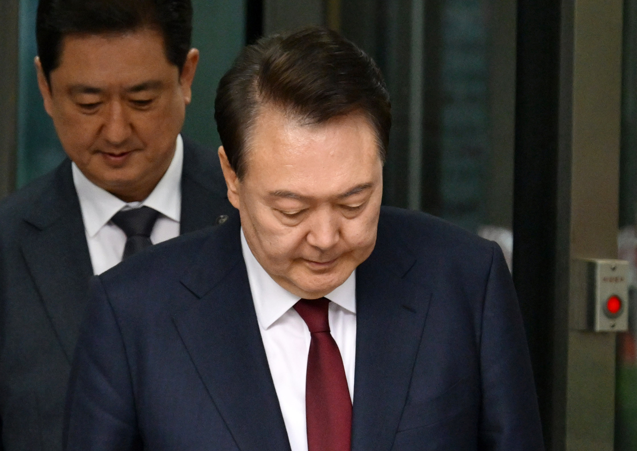 12·3 비상계엄 사태와 관련해 내란 우두머리 혐의 등으로 기소된 윤석열 전 대통령이 지난 12일 서울 서초구 서울중앙지방법원에서 열린 3차 공판을 마친 뒤 법원을 나서고 있다. 사진공동취재단