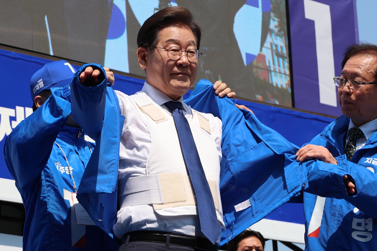 이재명 더불어민주당 대선후보가 제21대 대통령선거 공식 선거운동이 시작된 12일 오전 서울 청계광장에서 열린 중앙선거대책위원회 출정식 및 첫 유세에서 방탄복 위에 선거운동복을 입고 있다. [공동취재·뉴시스]