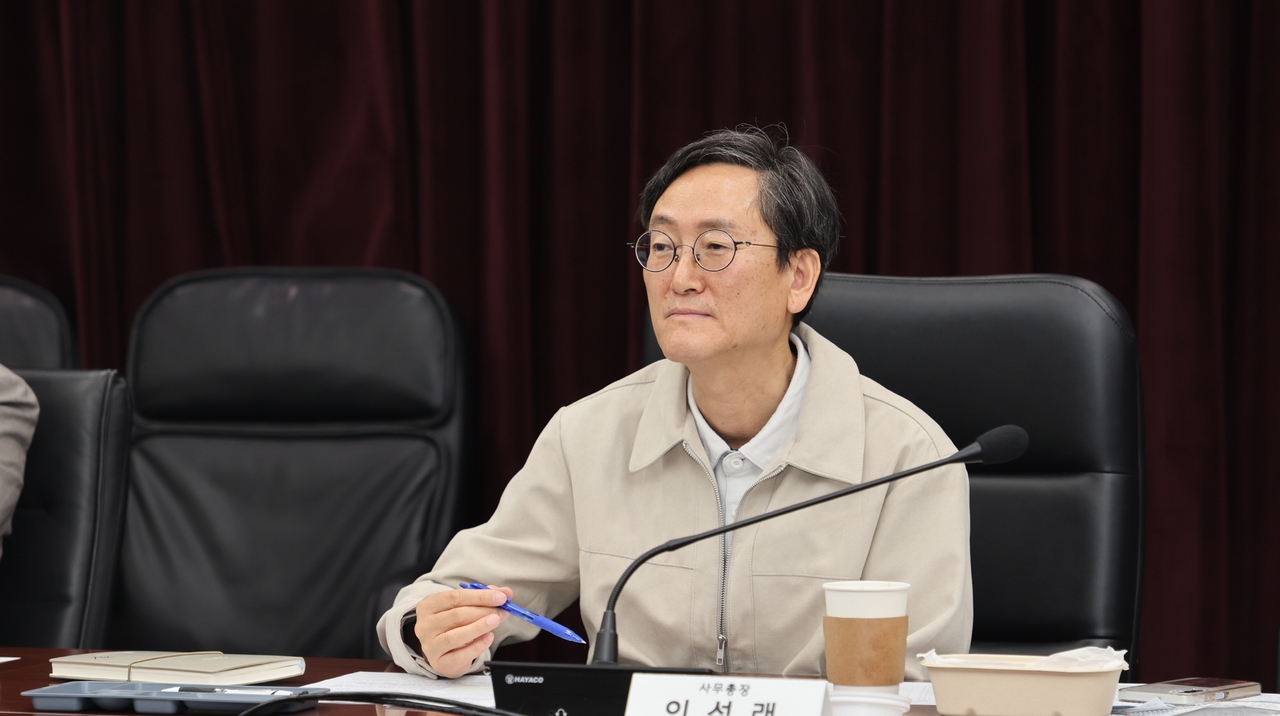 이석래 한국연구재단 사무총장이 클린코치 간담회에서 인사말을 하고 있다.[한국연구재단 제공]
