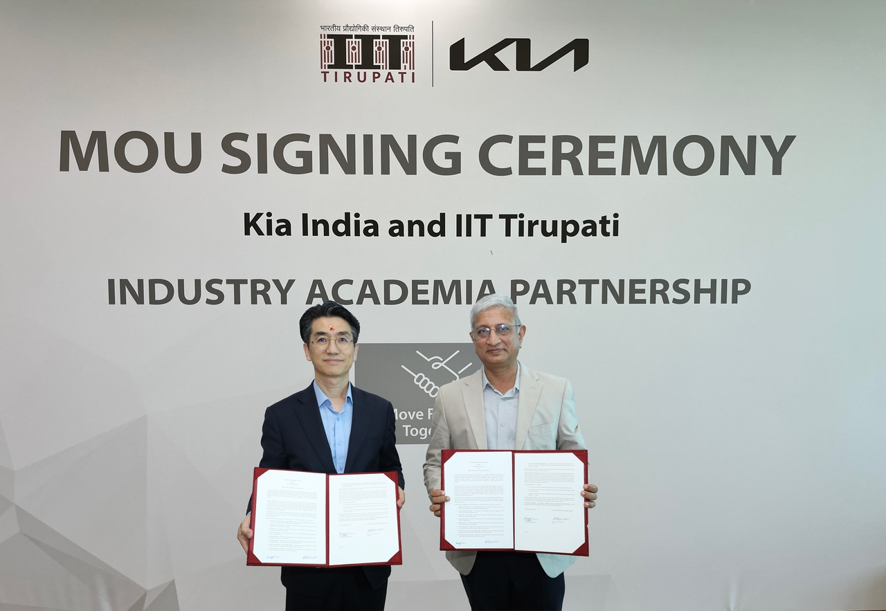 Kia India CEO Lee Gwang-gu (left) and IIT Tirupati Director K.N. Satyanarayana hold a certificate marking the industry-academia partnership during the signing ceremony held at the institute’s campus in Tirupati, Andhra Pradesh, on Friday. (Hyundai Motor Group)