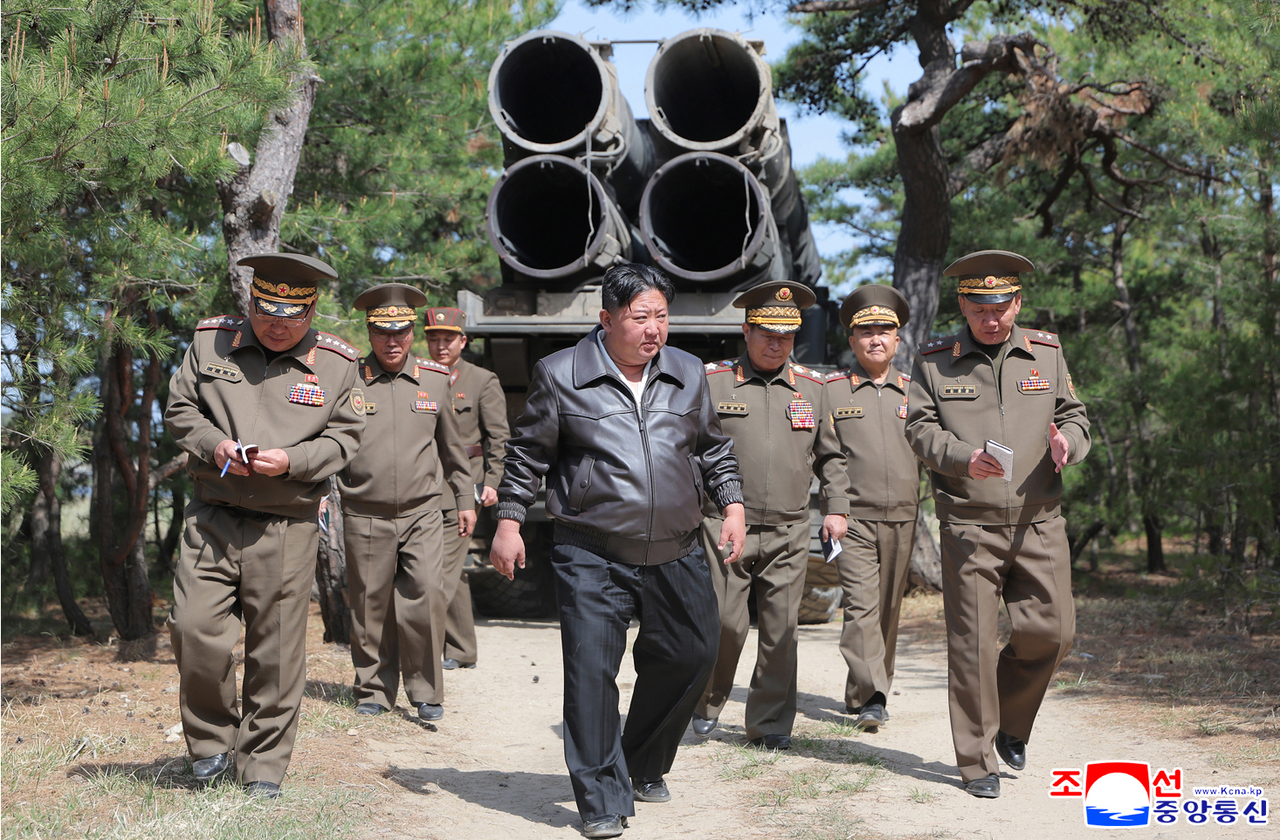 North Korean leader Kim Jong-un (center) oversees the North Korean army conducting a joint strike drill involving long-range artillery and a new variant of tactical ballistic missiles on the eastern front on May 8, in this photo released by North Korea's official Korean Central News Agency the next day. (Yonhap)
