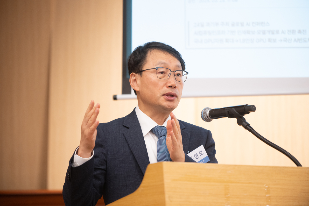 구현모 전 KT 대표이사 겸 카이스트 교수가 14일 서울 여의도 국회도서관 대강당에서 정책 토론회에서 국가 AX(AI 전환)에 대해 발표하고 있다. [공학한림원 제공]