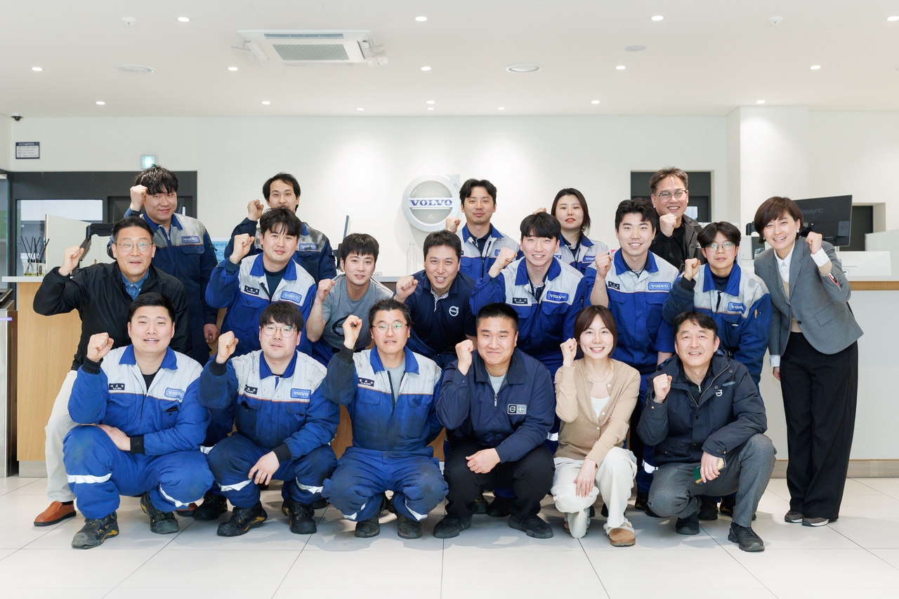 볼보트럭코리아 임직원들이 기념사진을 촬영하고 있다. [볼보트럭코리아 제공]