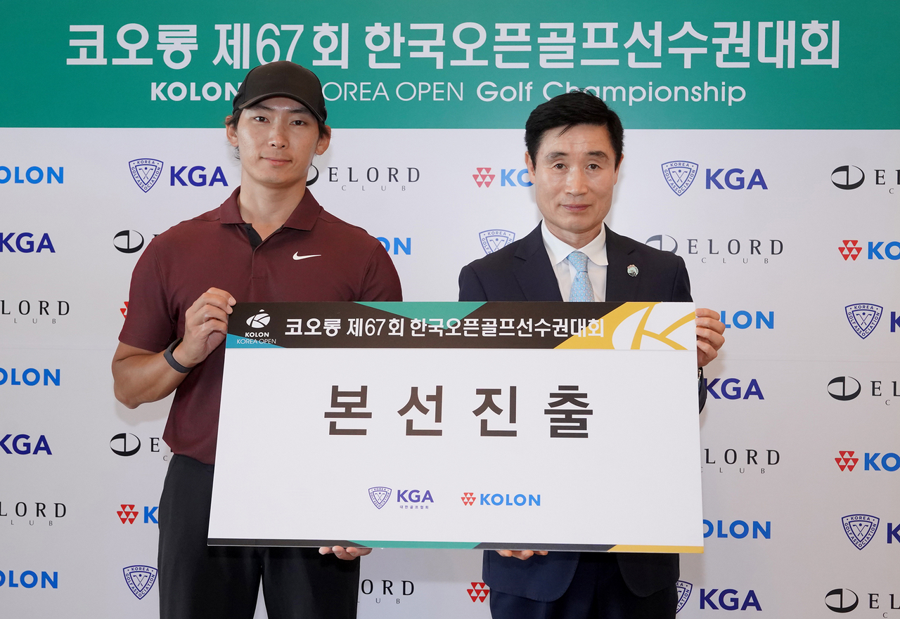 제67회 코오롱 한국오픈 최종 예선을 통해 본선 티켓을 획득한 김민휘가 송승회 코오롱 스포츠단 단장과 포즈를 취하고 있다. [사진=코오롱 한국오픈 조직위원회 제공]