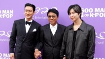 이수만, 최시원·태민과 레드카펫 등장…“가족 같은 나의 가수들에 감사”